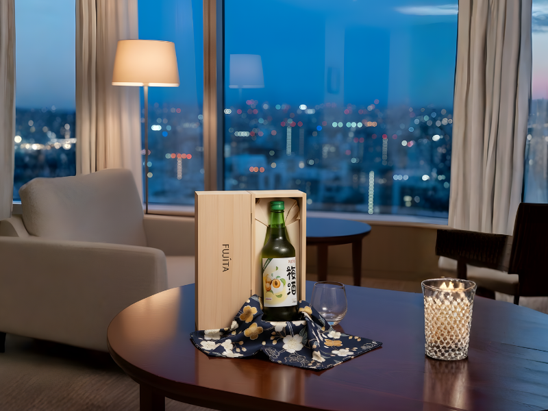 Hộp rượu Fujita đặt trên bàn gỗ