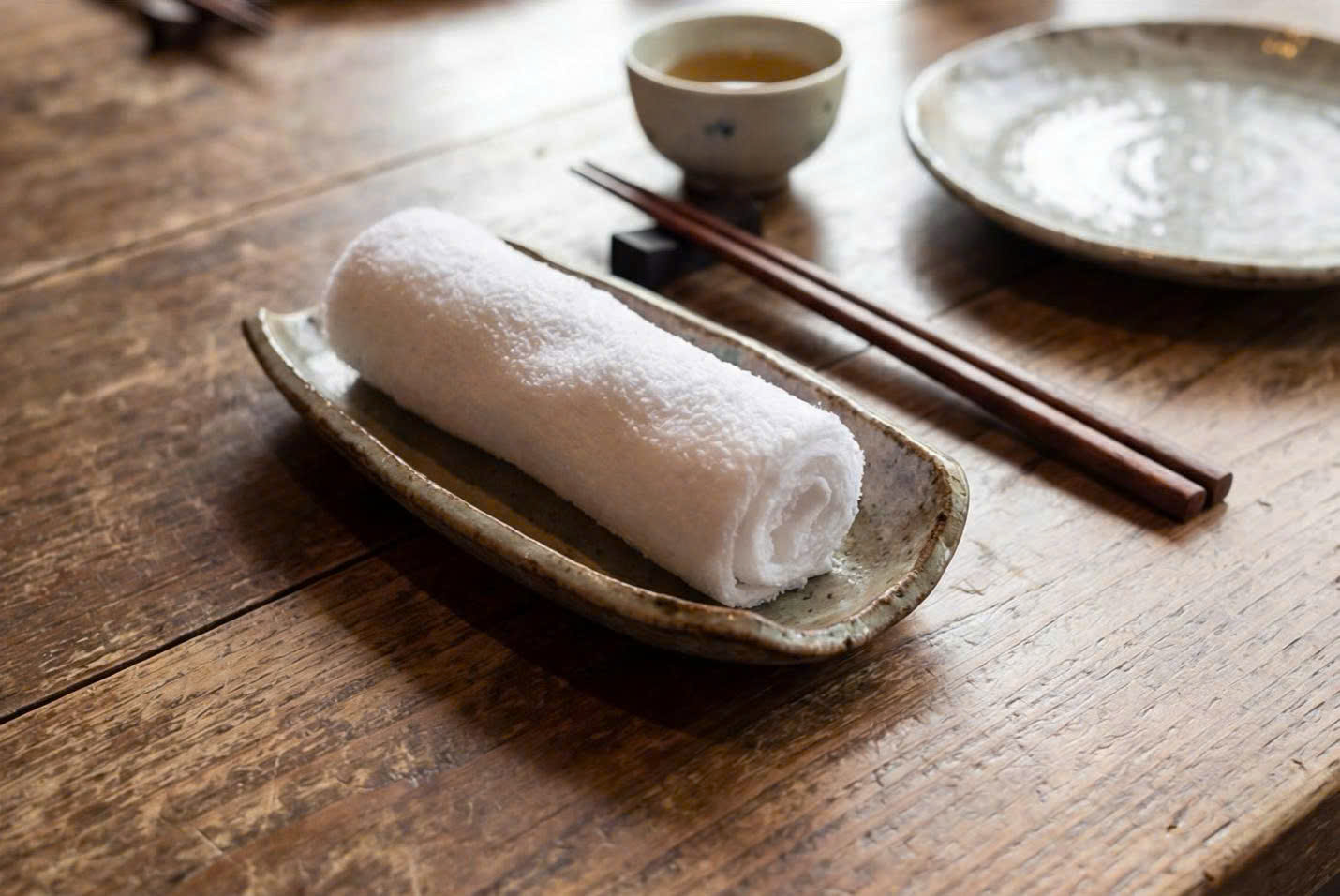 khăn lau tay nhật bản trước khi vào bữa ăn